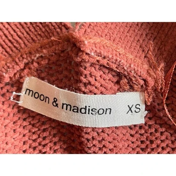 Moon and Madison Women’s Size XS Rust Cropped Sweater FLAW - Picture 5 of 8